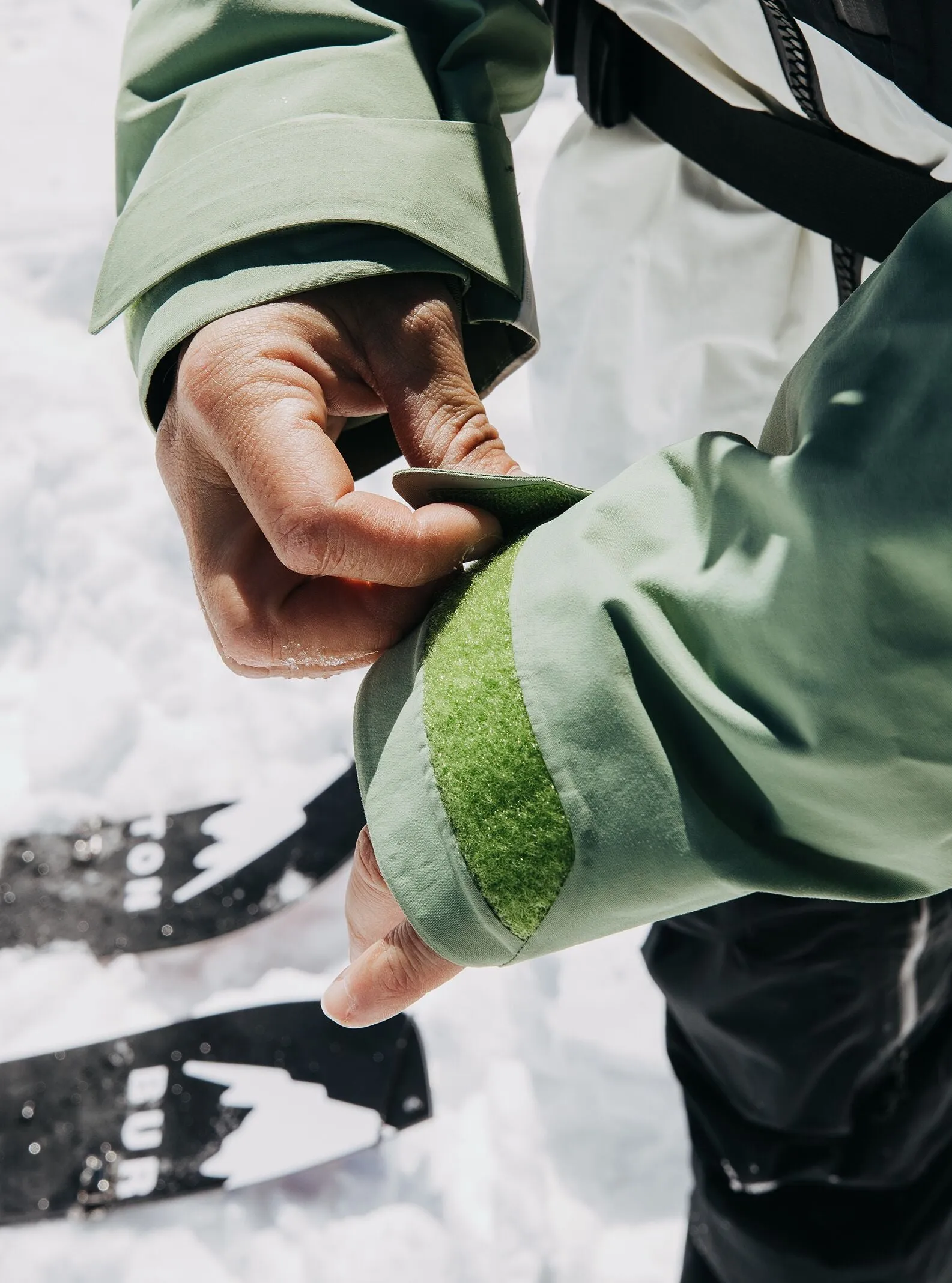 Men's Burton [AK] GORE‑TEX Swash Jacket - Hedge Green / True Black
